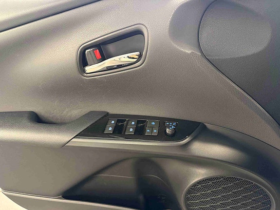 Toyota Prius Plug-in Hybrid 6 of 30