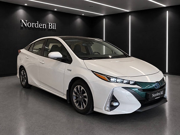Toyota Prius Plug-in Hybrid 3 of 30