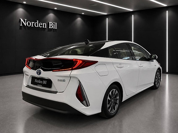 Toyota Prius Plug-in Hybrid 4 of 30