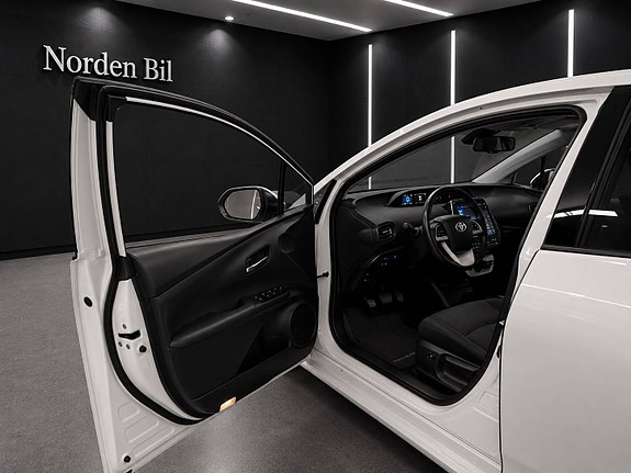 Toyota Prius Plug-in Hybrid 9 of 30