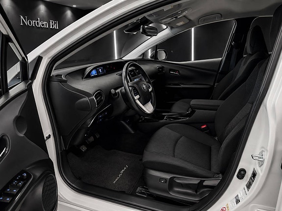 Toyota Prius Plug-in Hybrid 8 of 30