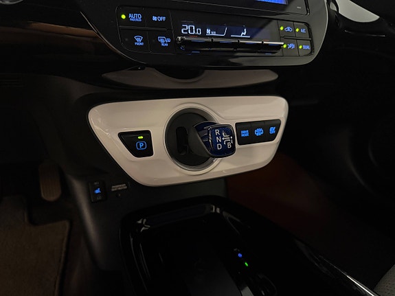 Toyota Prius Plug-in Hybrid 23 of 30