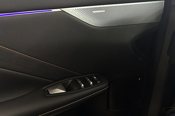 Dørpanel med ambient lys og smarte vindusknapper i moderne design.