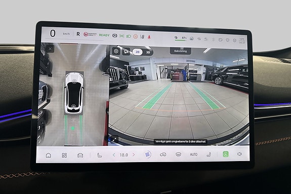 360-kamera på skjerm gir full oversikt ved parkering og manøvrering.
