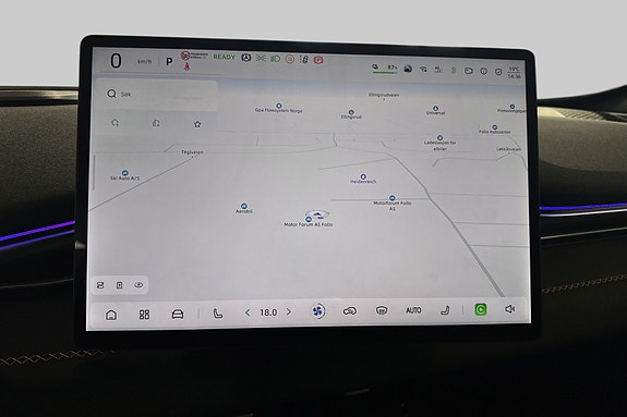 Navigasjonskart på stor touchscreen perfekt for trygg og enkel kjøring.