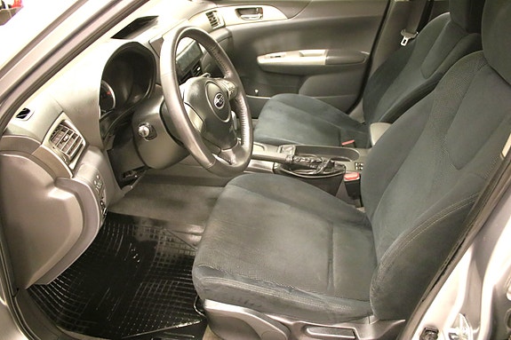 Subaru Impreza 7 of 12