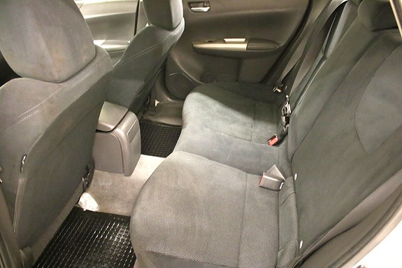 Subaru Impreza 8 of 12