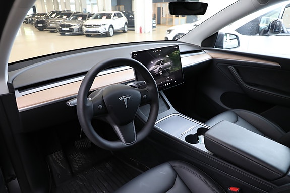 Tesla Model Y 19 of 30
