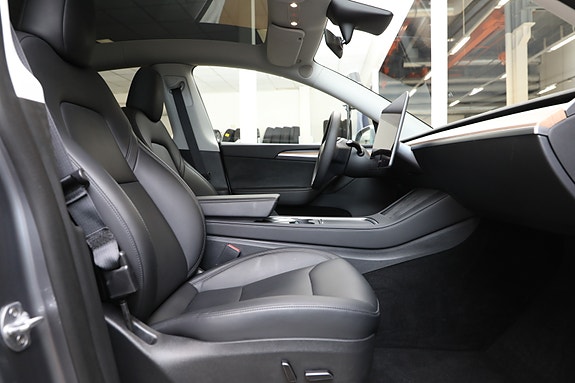 Tesla Model Y 16 of 30