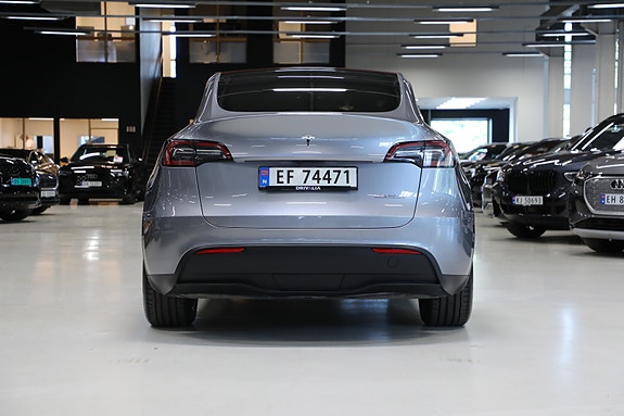 Tesla Model Y 7 of 30