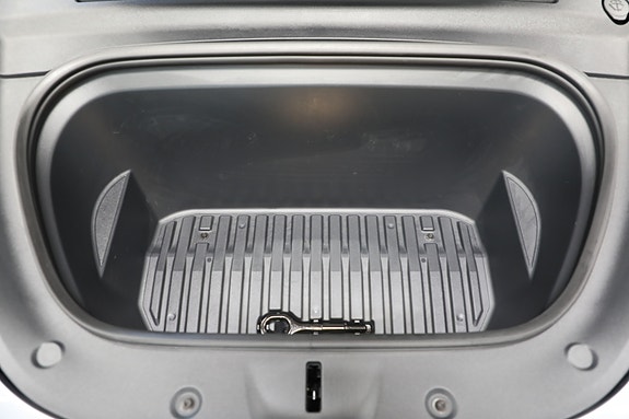 Tesla Model Y 12 of 30