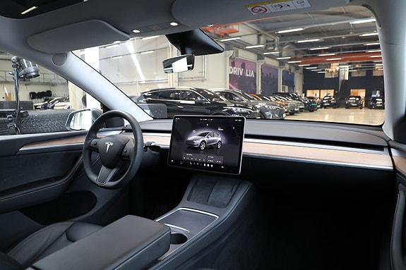 Tesla Model Y 13 of 30