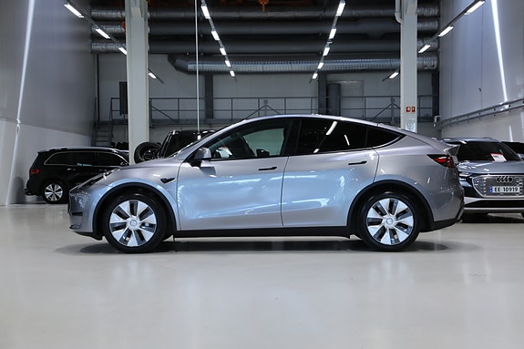 Tesla Model Y 4 of 30