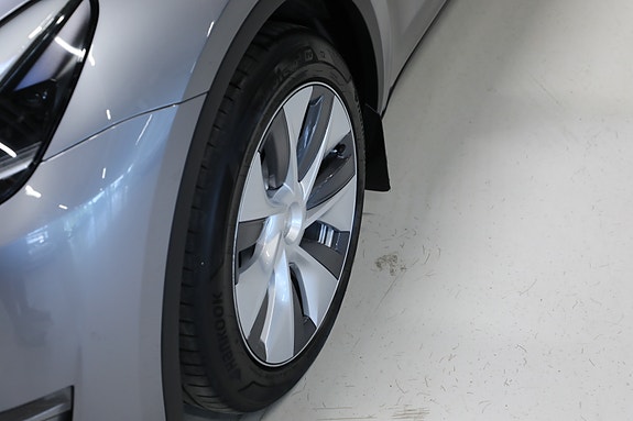 Tesla Model Y 29 of 30