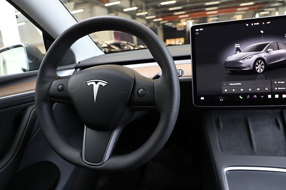 Tesla Model Y 15 of 30