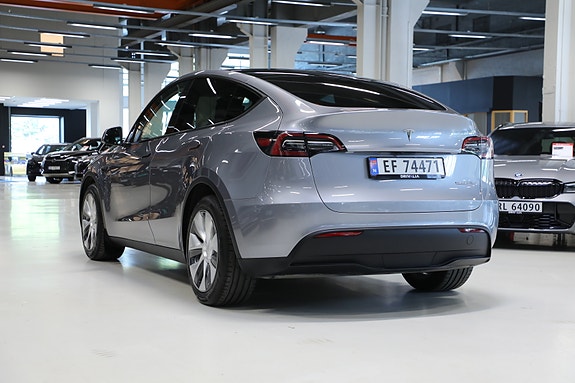 Tesla Model Y 5 of 30