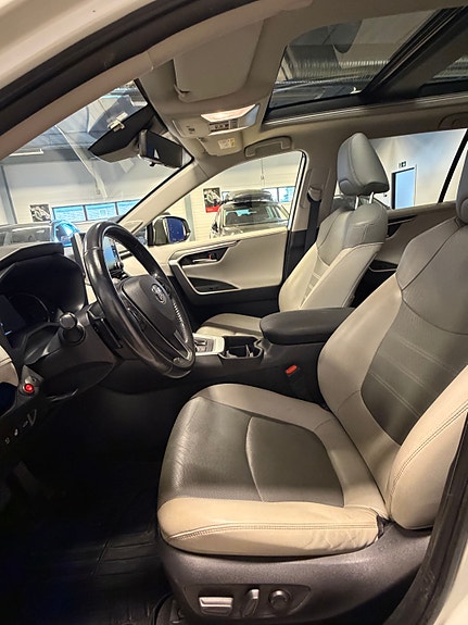 Toyota RAV4 12 of 30