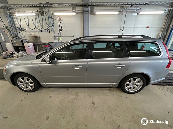 Volvo V70 2 of 10