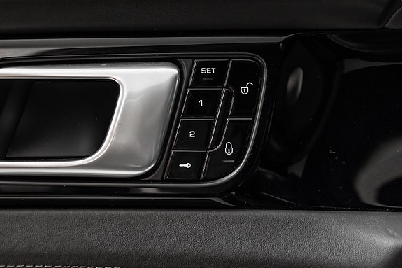 Porsche Panamera 4 14 of 30