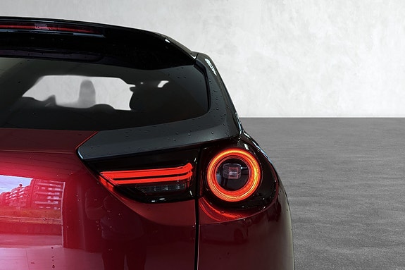 Aerodynamisk bakvindu med sporty spoiler og tydelige lys.