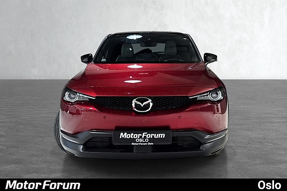 Skandinavisk design med LED-lys og markant frontgrill.