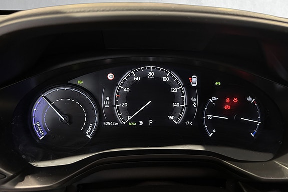 Oversiktlig digitalt display med viktig kjøredata i fokus.