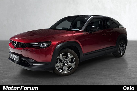 Rød SUV med tøft frontdesign og distinkt grill i showroom.
