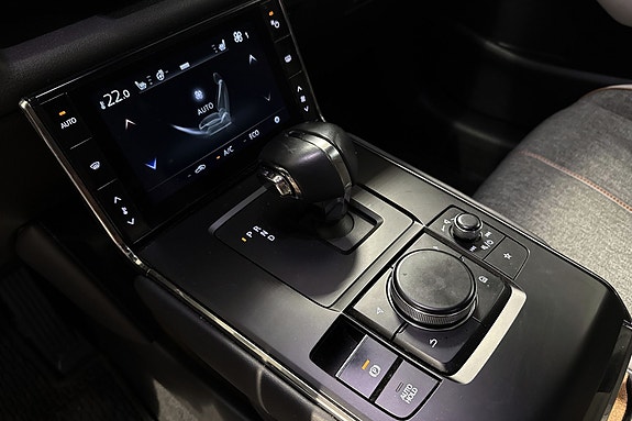 Touchscreen infotainment med moderne design og intuitiv brukerflate.