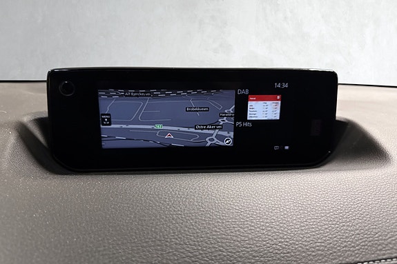 Navigasjonskart vises klart på høykvalitets touchscreen.
