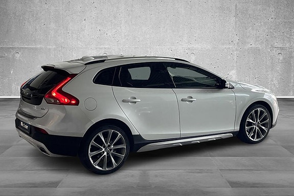 Volvo V40 Cross Country 7 of 24