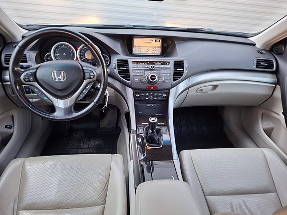 Honda Accord 11 of 30