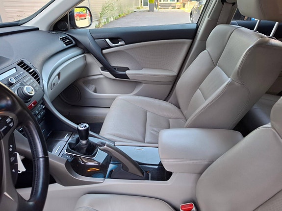 Honda Accord 10 of 30