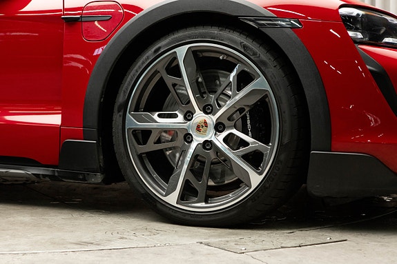 Porsche Taycan Cross Turismo 10 of 30
