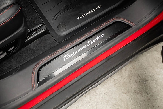 Porsche Taycan Cross Turismo 23 of 30