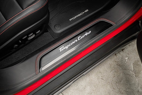 Porsche Taycan Cross Turismo 21 of 30