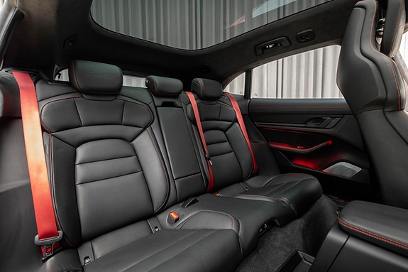 Porsche Taycan Cross Turismo 24 of 30