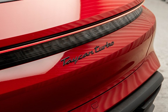 Porsche Taycan Cross Turismo 18 of 30