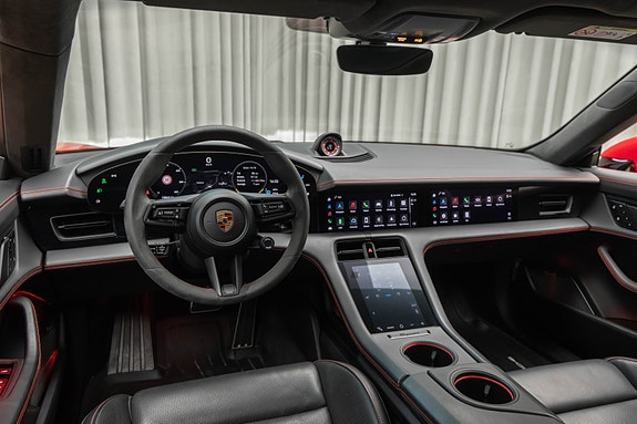Porsche Taycan Cross Turismo 28 of 30