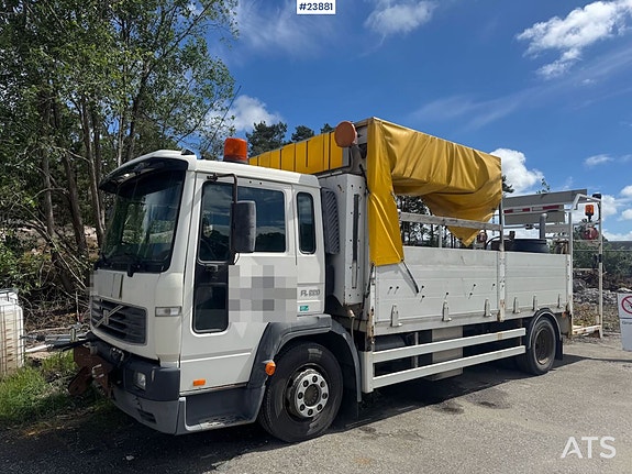 Volvo FL6 Veimerkingsbil - Hiab kran 2 of 29
