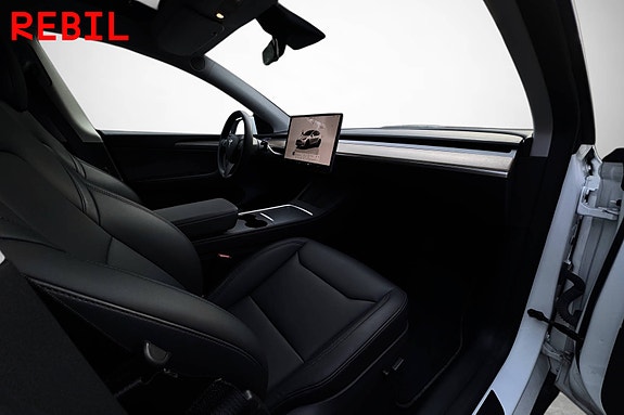 Tesla Model Y 17 of 21
