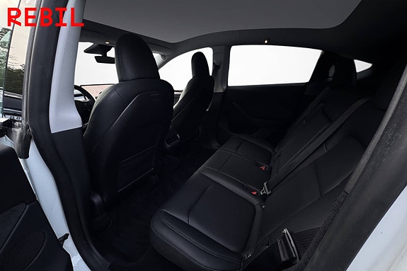 Tesla Model Y 10 of 21