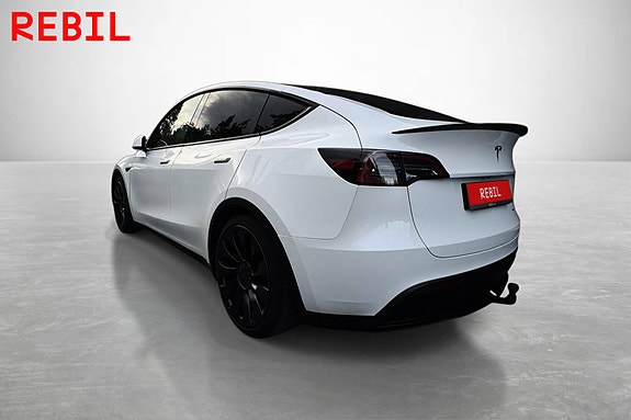 Tesla Model Y 8 of 21