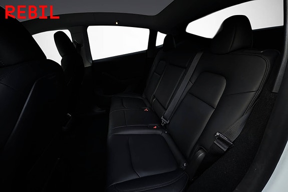 Tesla Model Y 12 of 21