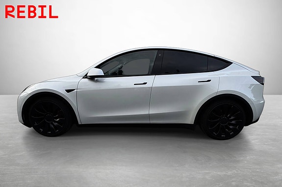 Tesla Model Y 9 of 21