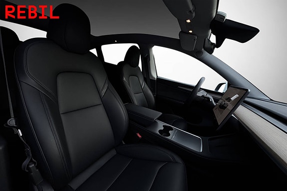 Tesla Model Y 16 of 21