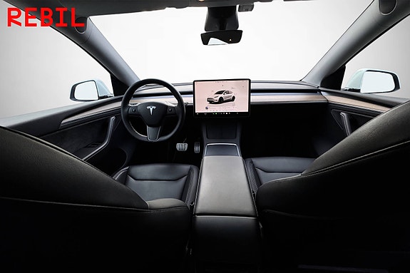 Tesla Model Y 15 of 21