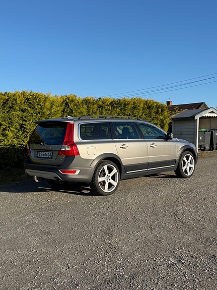 Volvo XC70 2 of 7