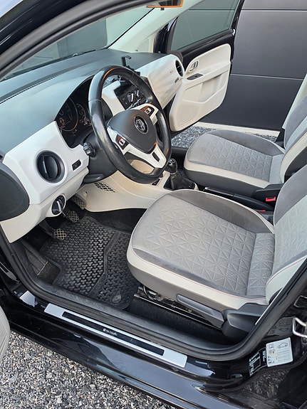 Volkswagen UP! 14 of 24