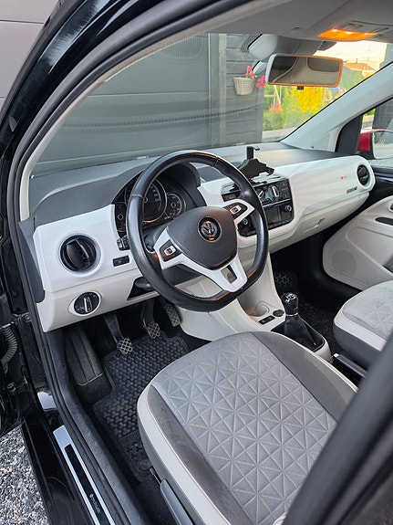 Volkswagen UP! 20 of 24