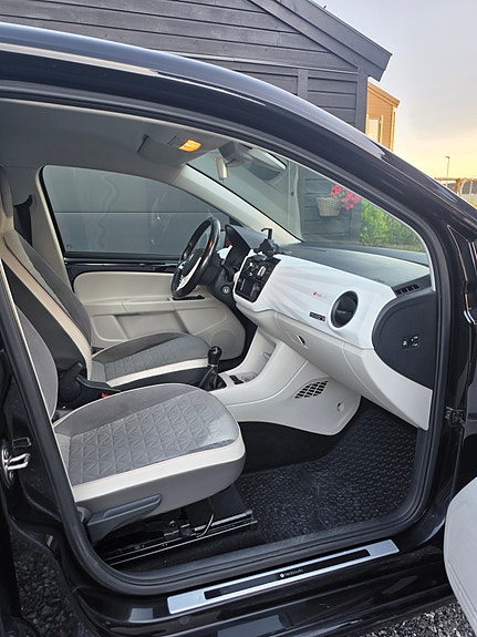 Volkswagen UP! 23 of 24